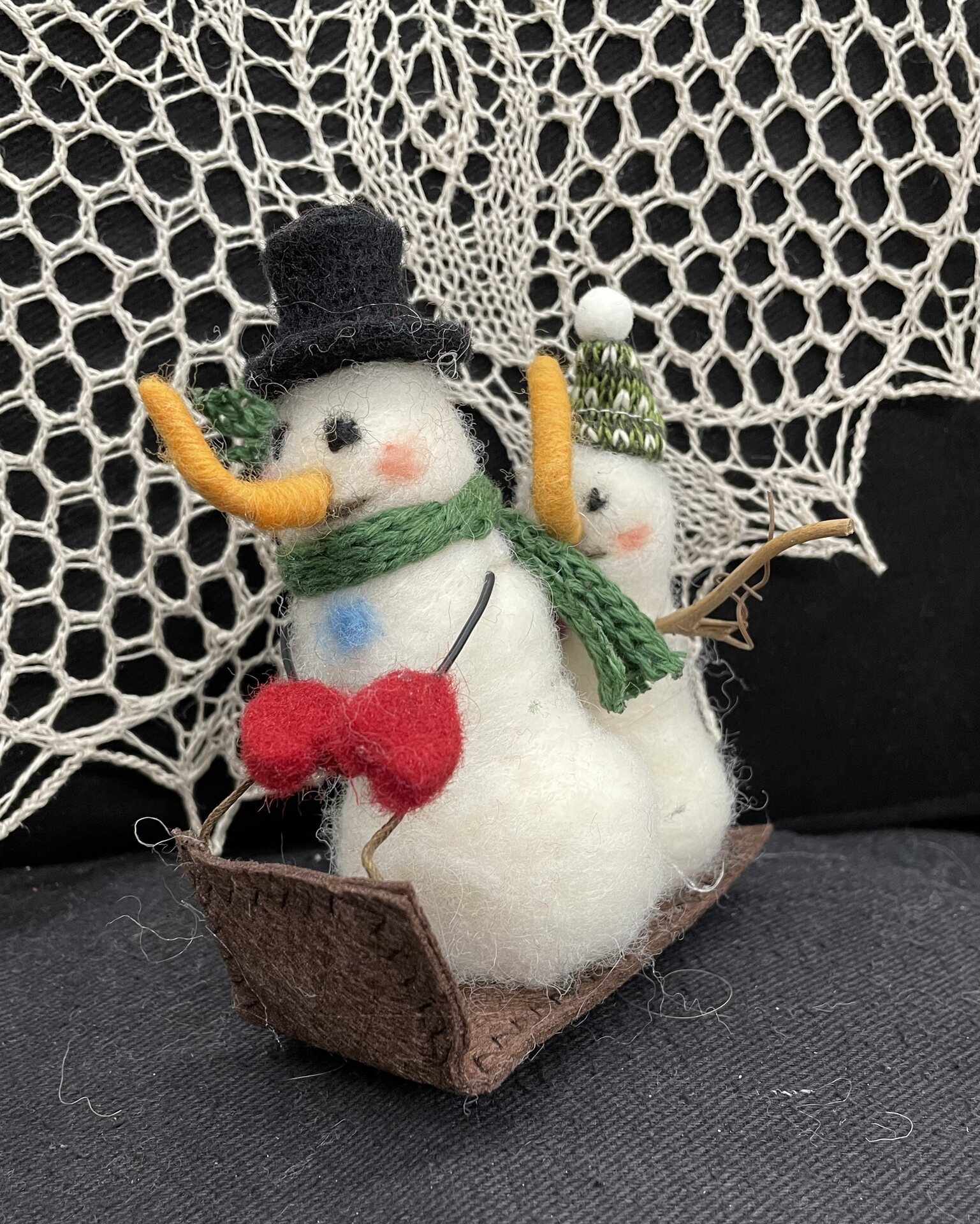 Huovutetut eläinystävät Lumiukot kelkkamäessä