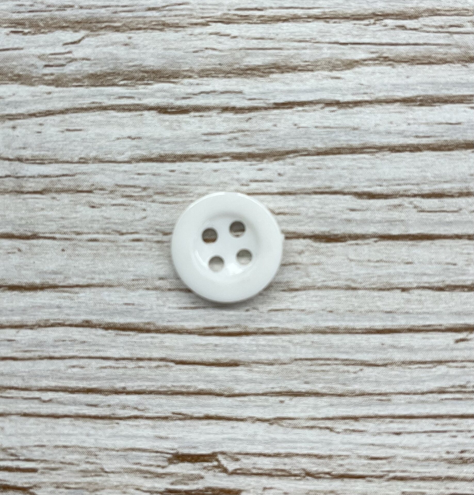 Perus-oivat napit 4 reikäinen 10 mm valkoinen