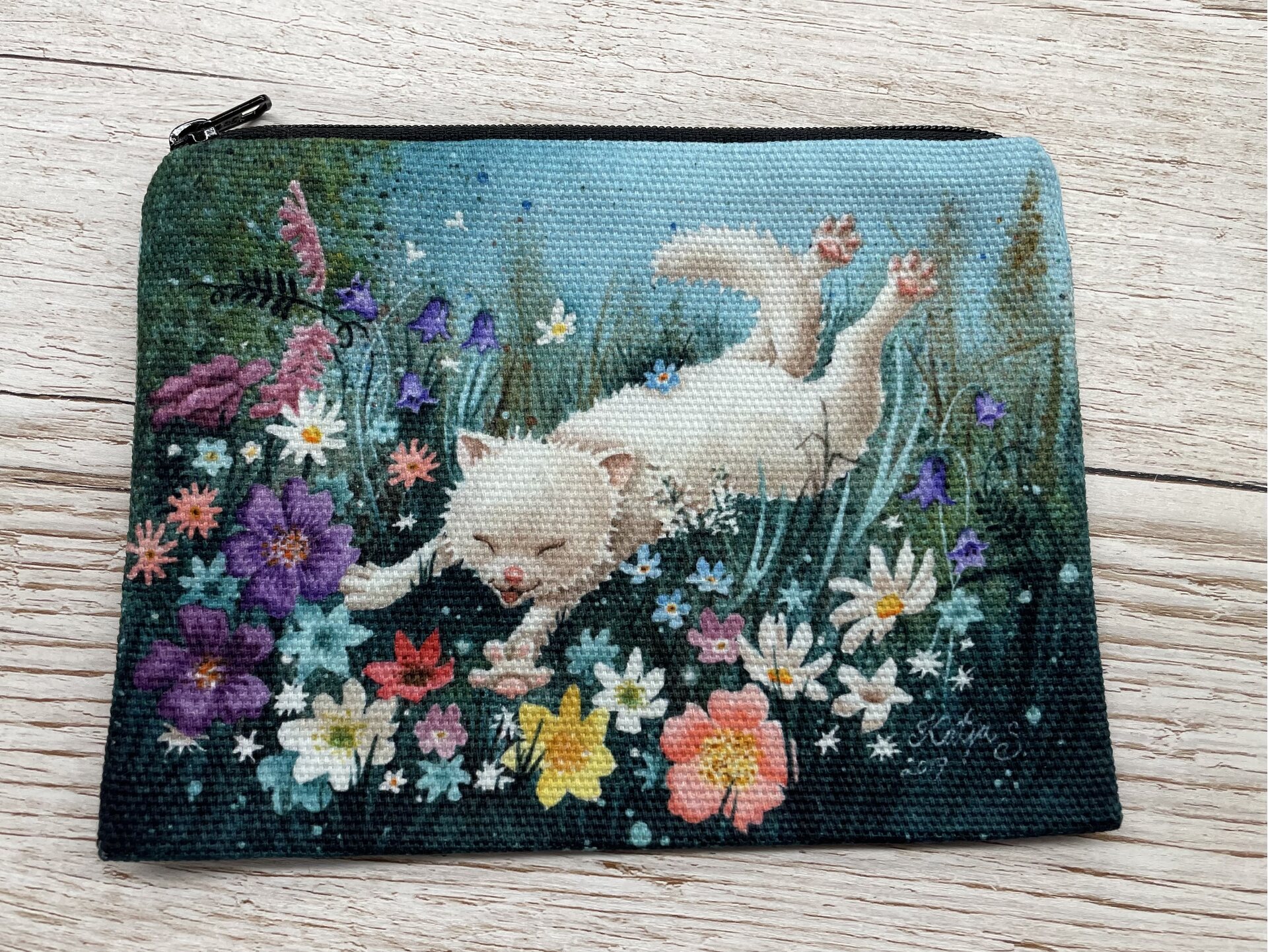 Katja Saario Kettu-pussukat 288 Kissa kukissa (iso)