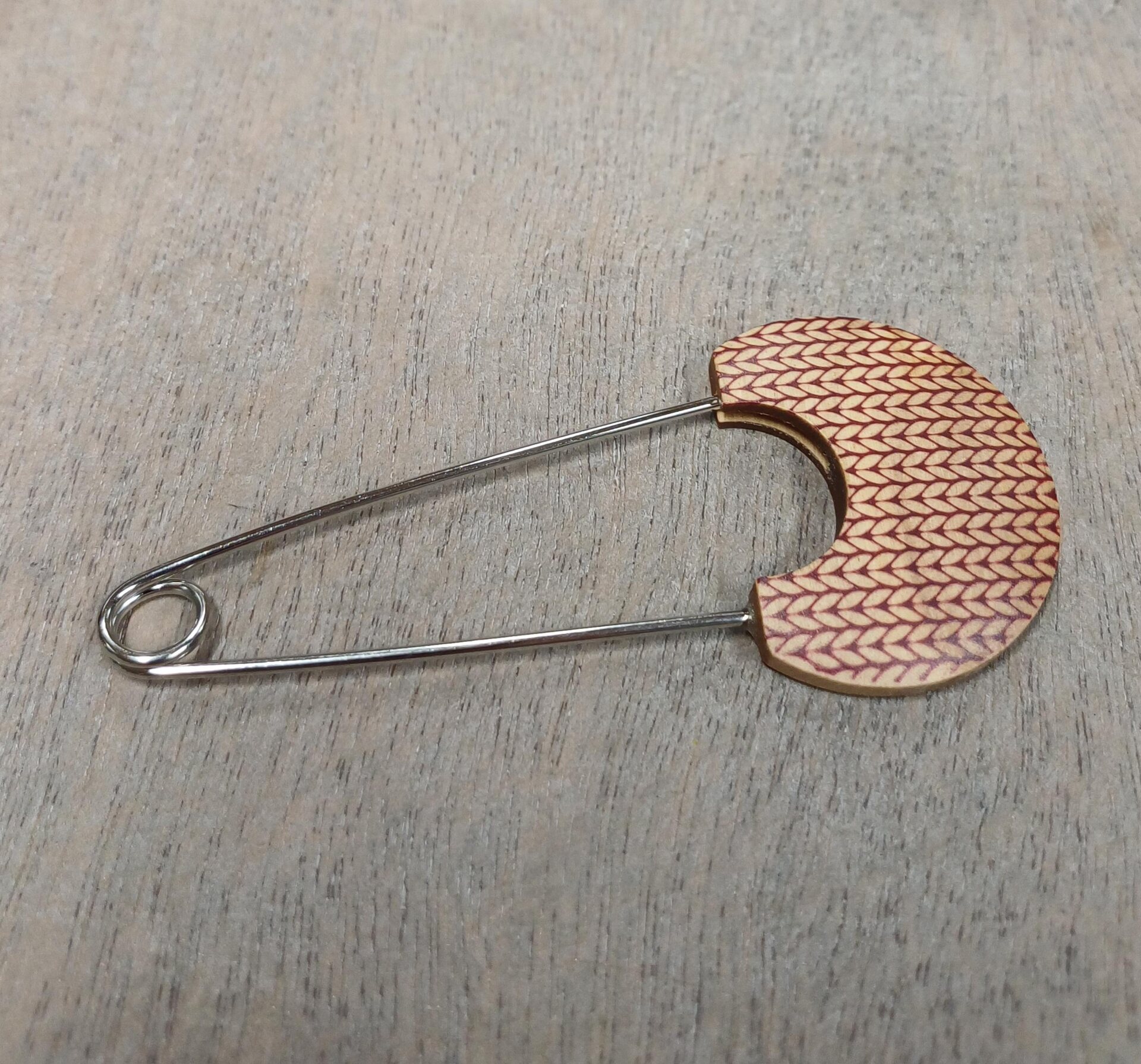 Falk Group Neula/solki neuleen kiinnittämiseen Neulekuvio, vähän tummempi