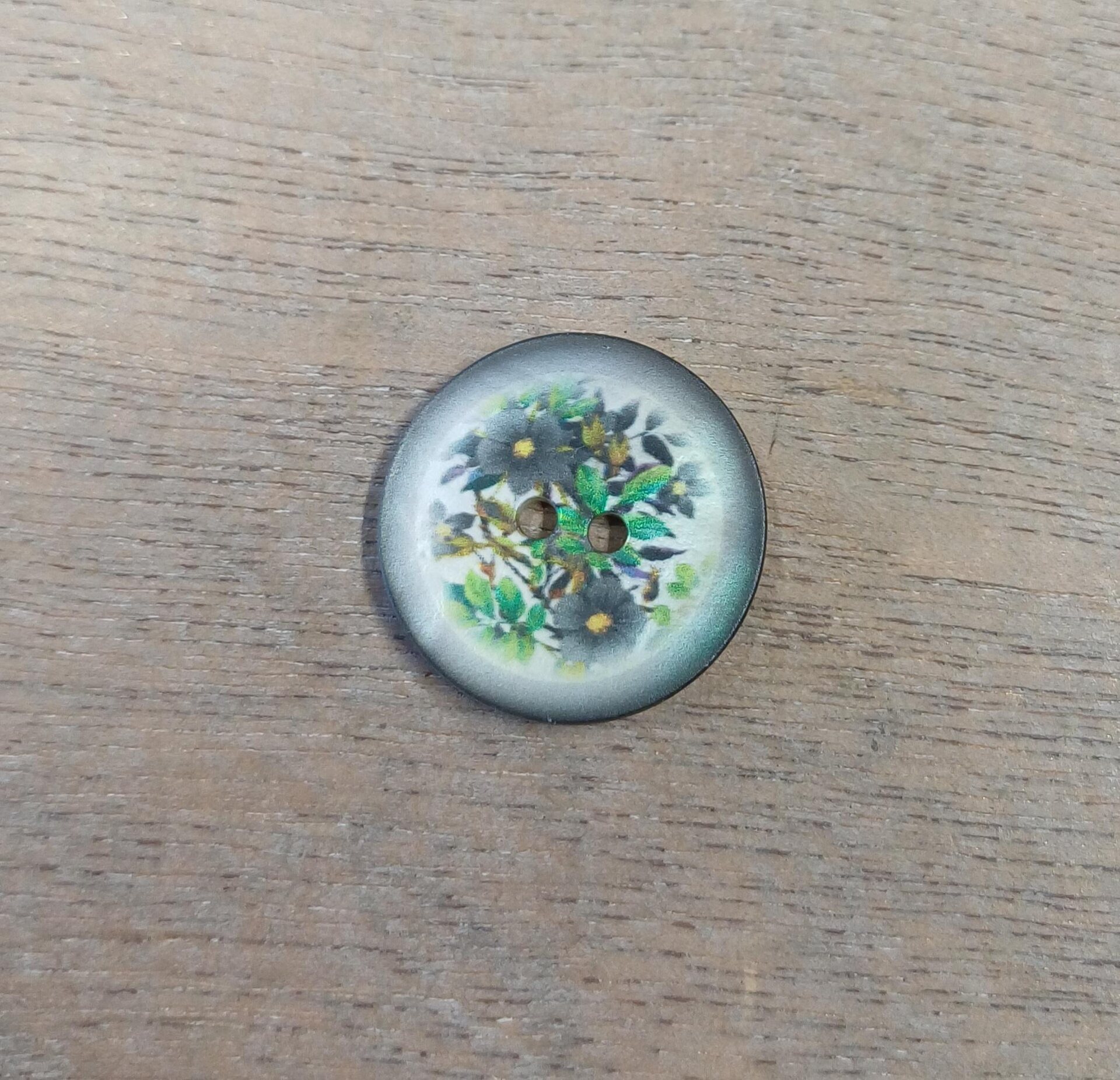 Helmiäisnapit kukkakuviolla Musta/ harmaa