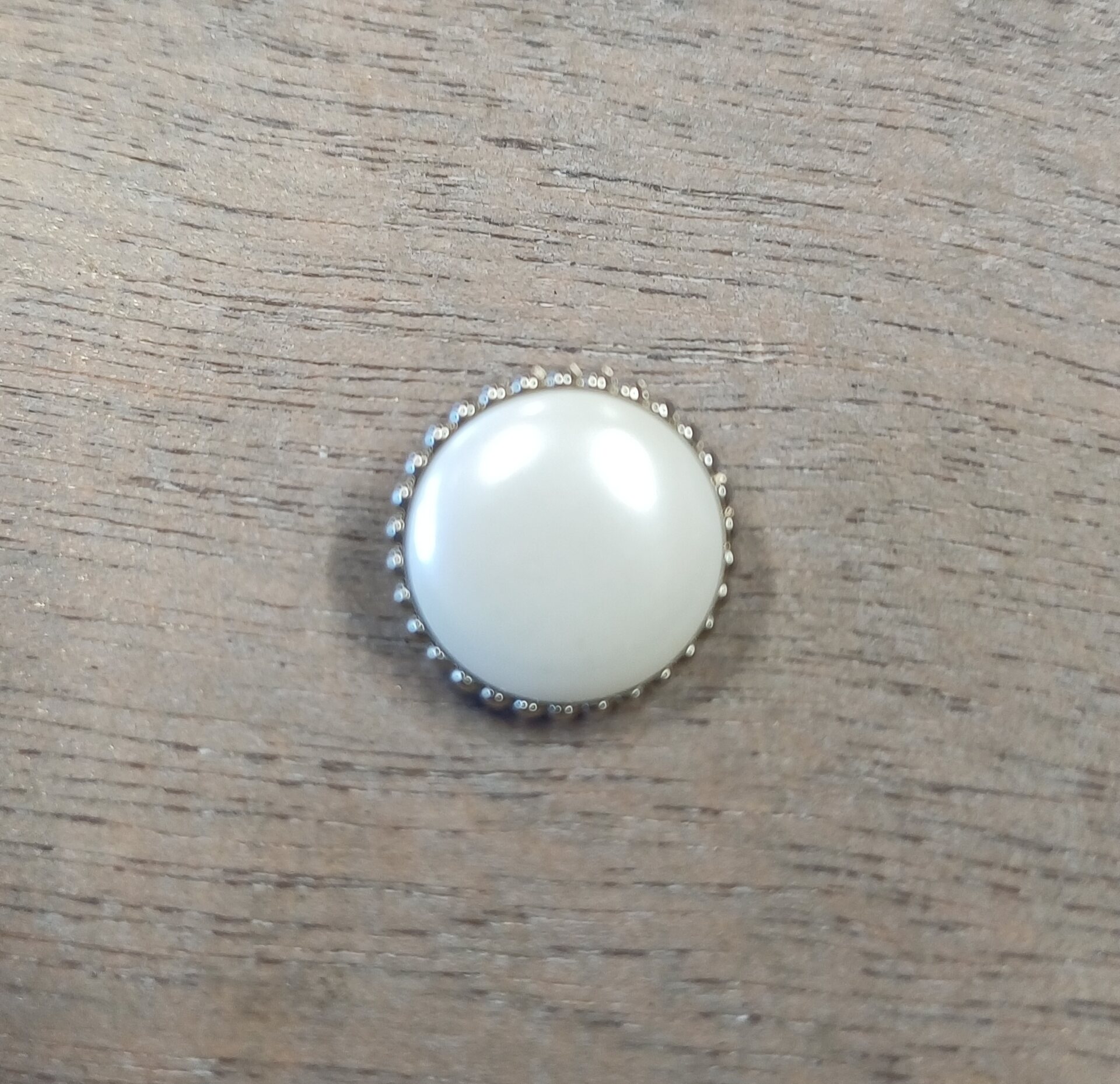 Helminappi hopeareunuksin Luonnonvalkoinen