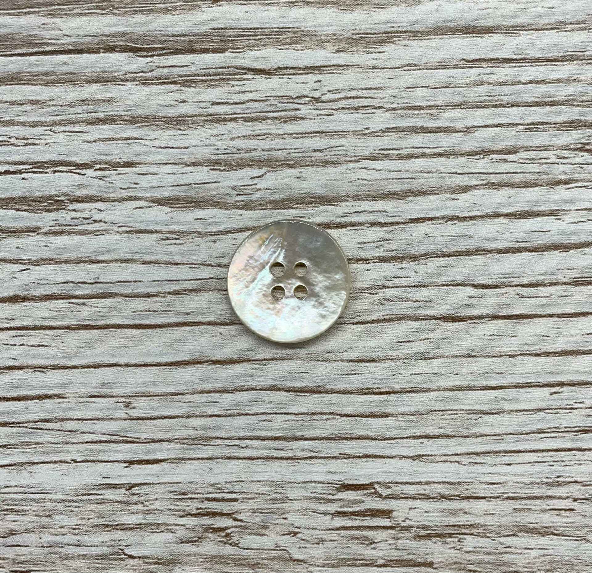 Helmiäisnappi Helmiäinen vaalea 18 mm