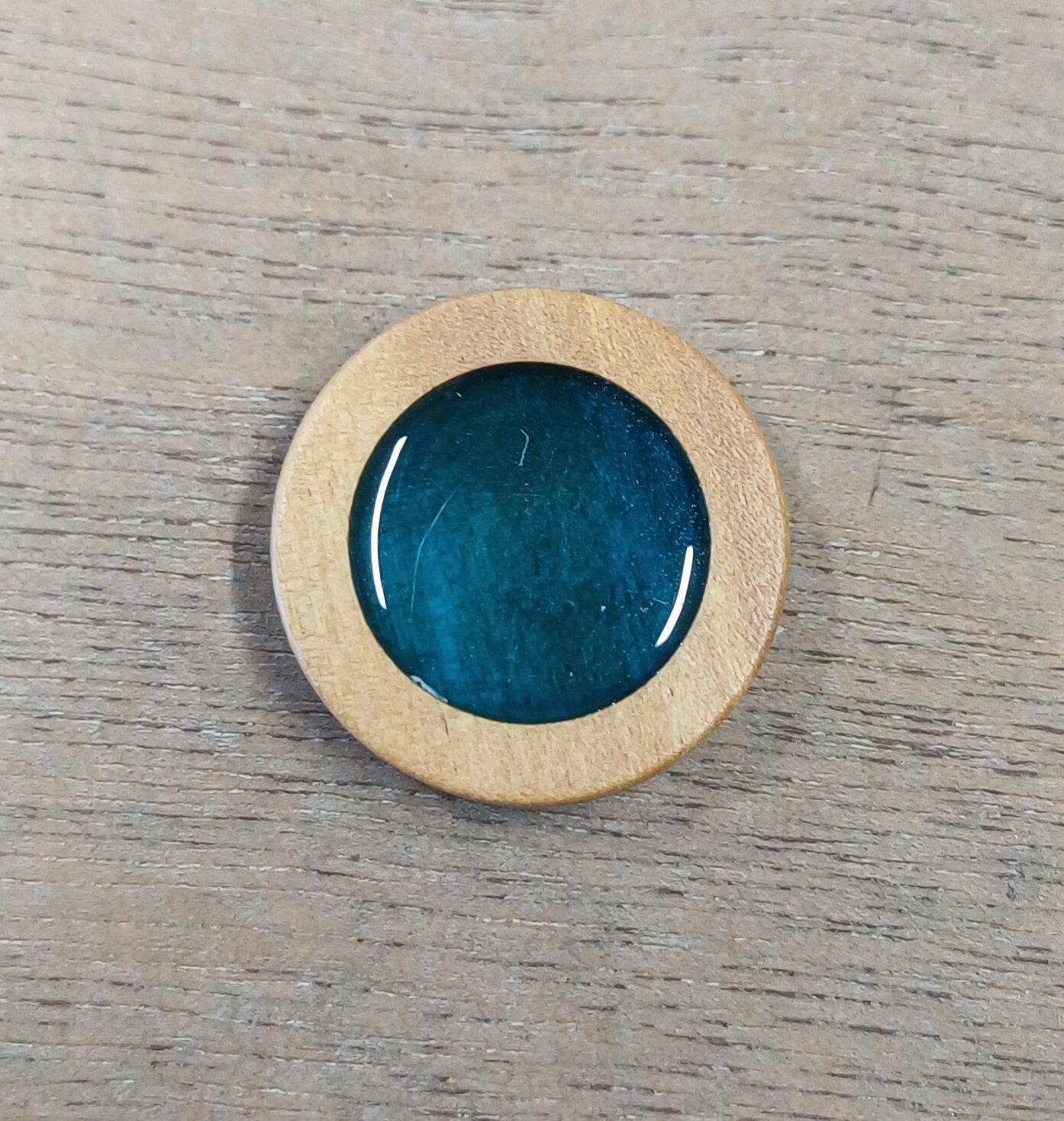 Puunappi kiiltävällä keskuksella Petrooli/sininen