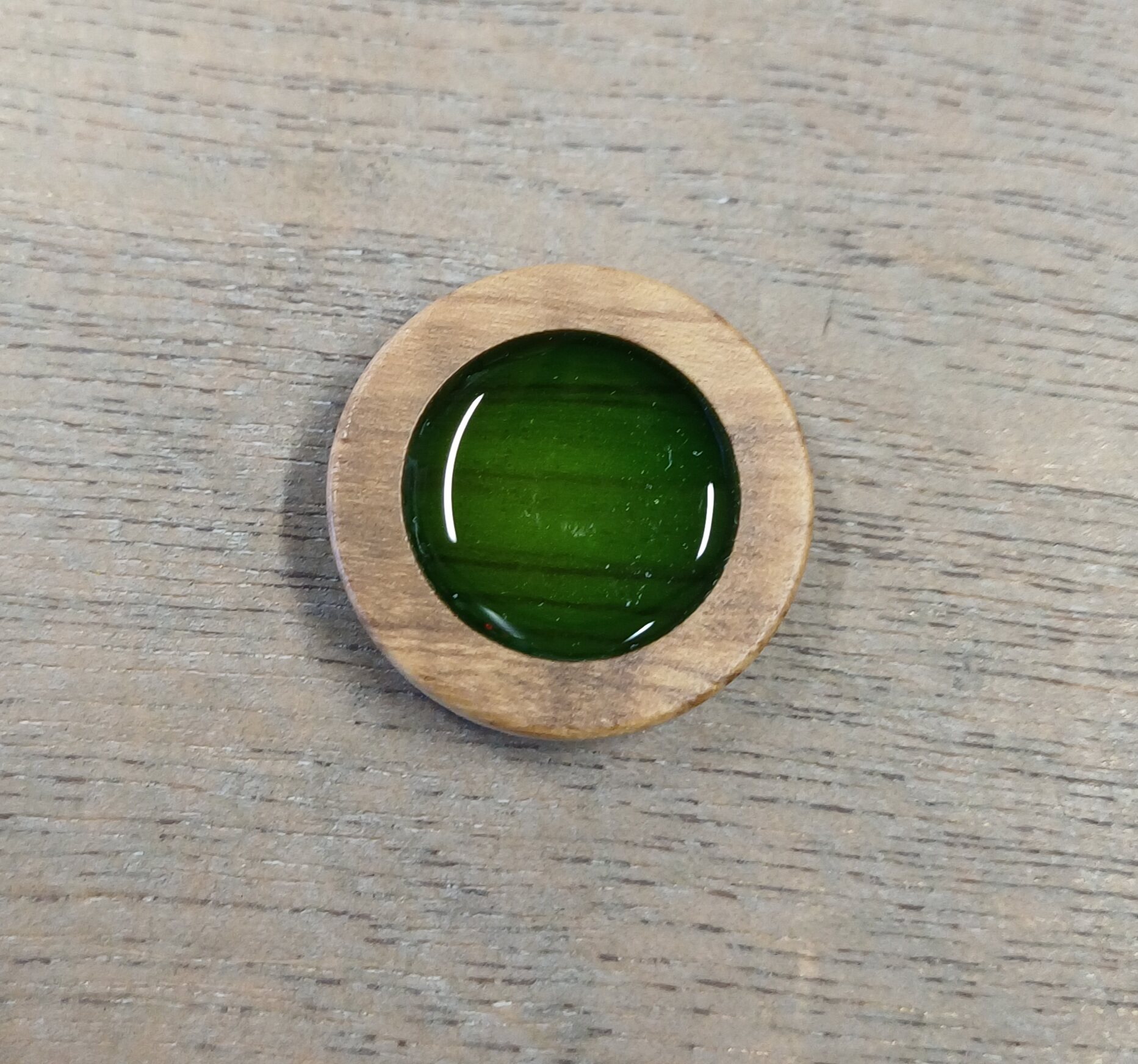 Puunappi kiiltävällä keskuksella Vihreä