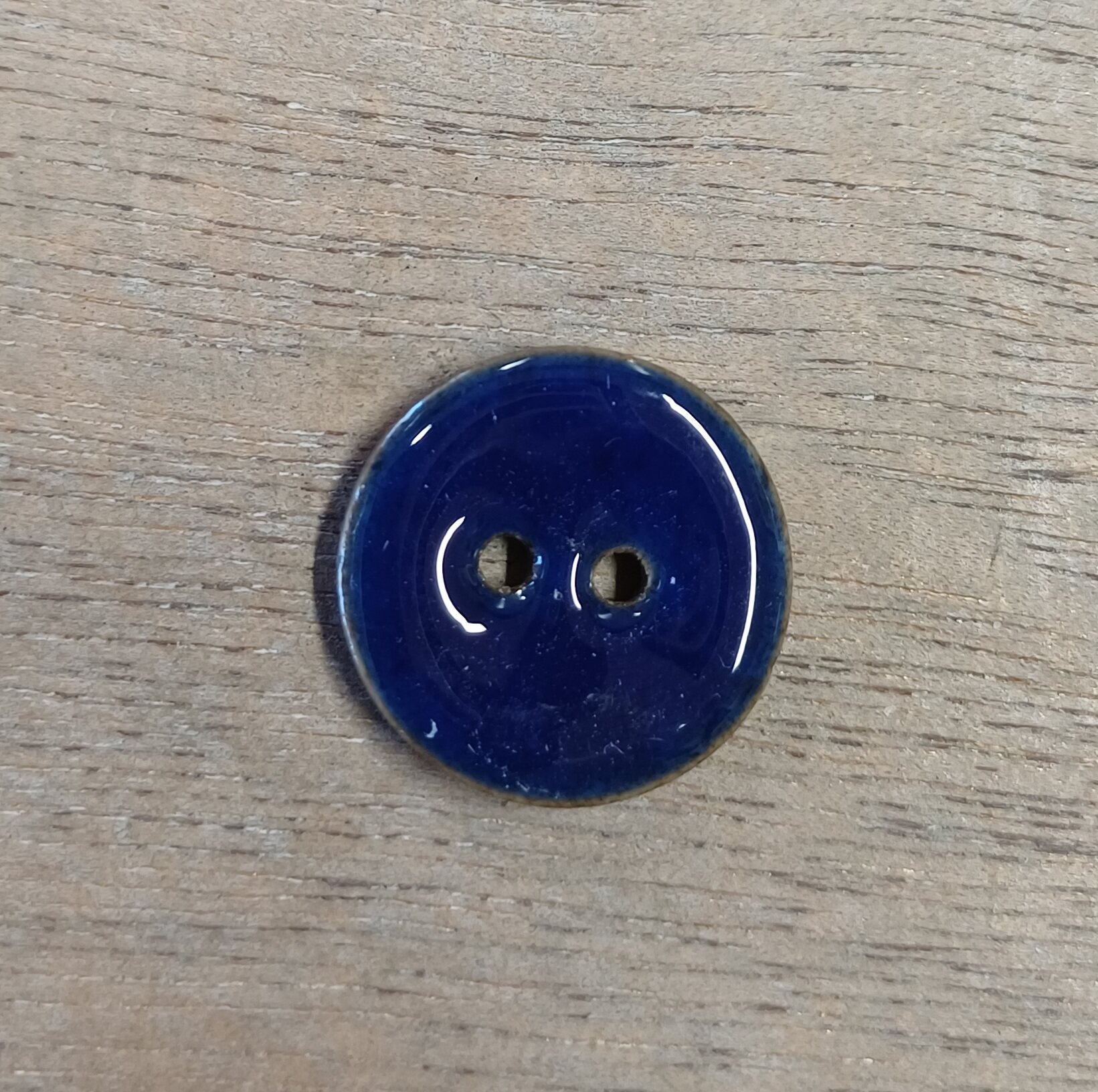 Kiiltävä rustiikkinen nappi, 18 mm Musteen sininen