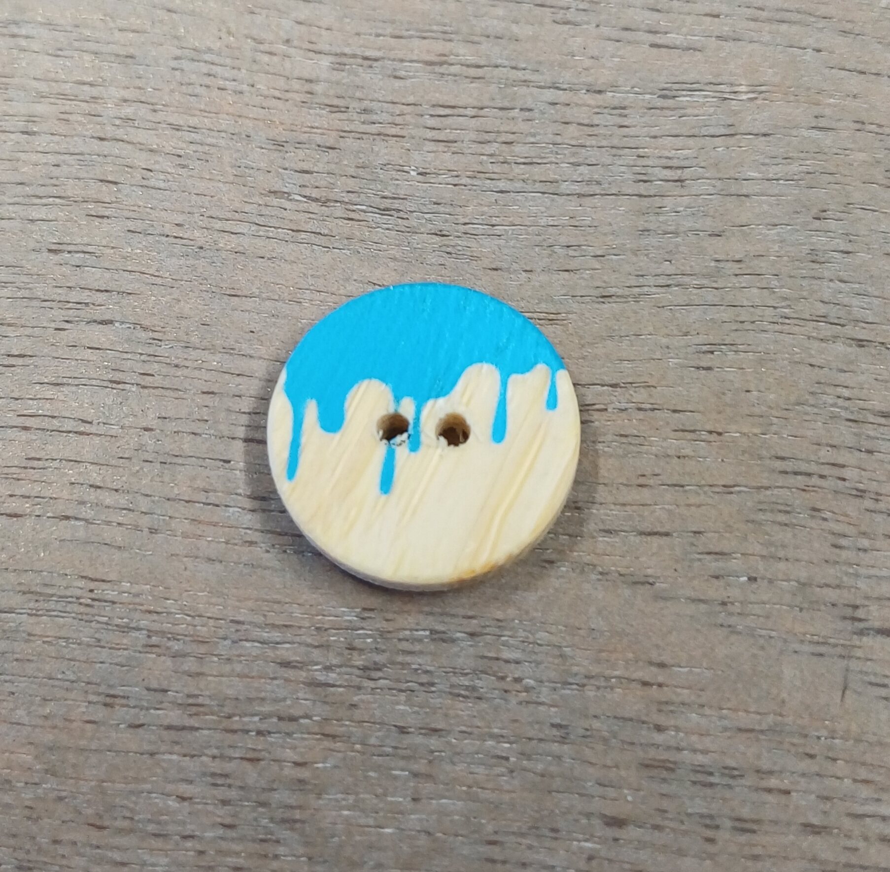 Puunappi, valuva maali Sininen