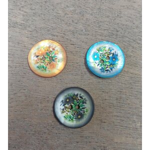 Helmiäisnapit kukkakuviolla