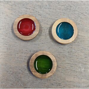 Puunappi kiiltävällä keskuksella